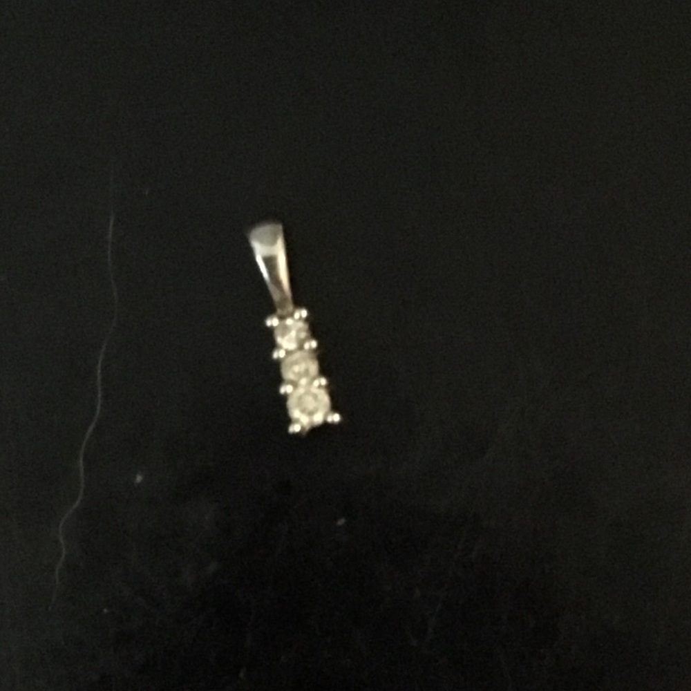 White Gold & 3 Diamond penndant